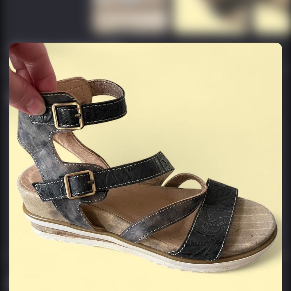 L’artiste Black leather Double-Buckle Wedge Sandal